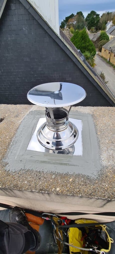 Sortie de tubage poele a granule avec plaque detancheite et collerette ventilee - Quimperlé, Lorient